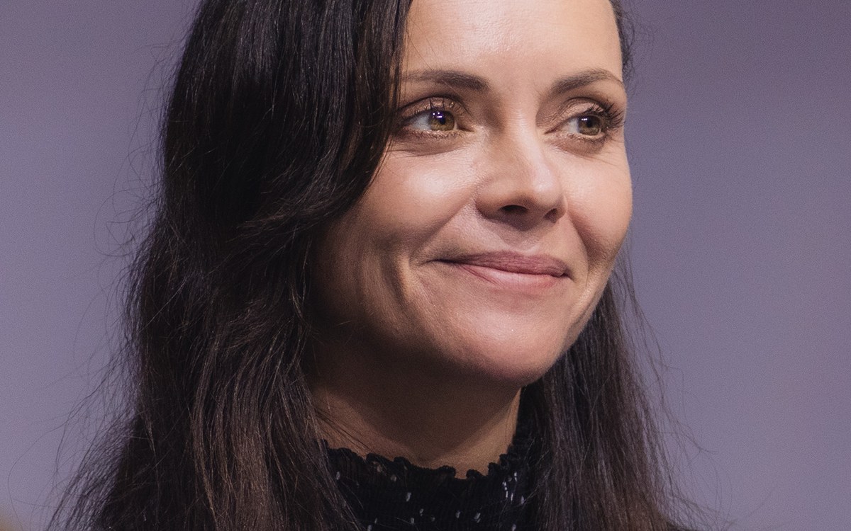Christina Ricci at Los Angeles Comic Con 2024. Photo: Kev (PaulLim11) via Wikimedia Commons, CC BY 4.0.